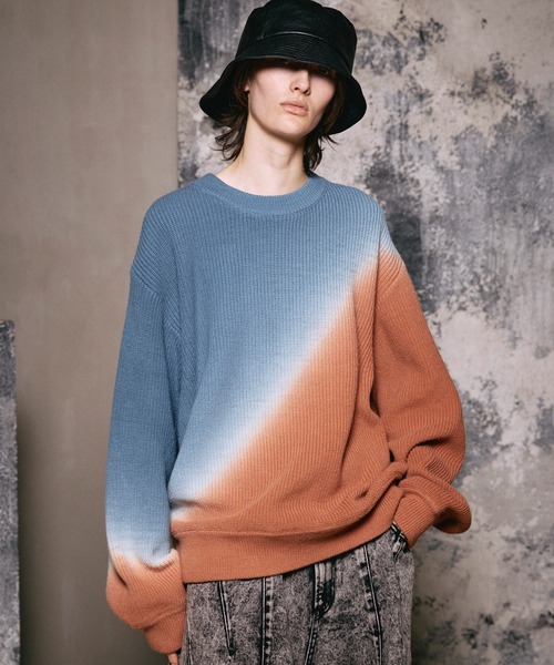 MAISON SPECIAL(メゾンスペシャル)の「《UNISEX》Cotton Bulky Acrylic Blend Prime-Over Gradation Dyeing Knit/コットンバルキーアクリルブレンドグラデーションダイニット【MAISON SPECIAL/メゾンスペシャル】(ニット/セーター・メンズ・ブラック/ブルー・0/1/2)」の2枚目の写真