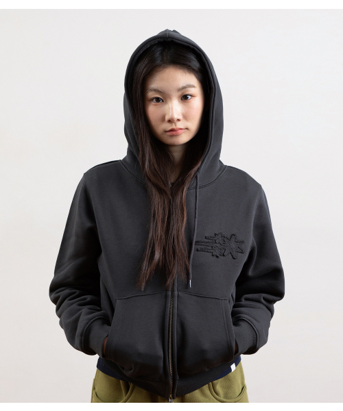 NICE GHOST CLUB(ナイスゴーストクラブ)の「3STAR CROP HOODIE ZIP UP_CHARCOAL(NG2GSUM492A)(パーカー・レディース・チャコール・SMALL/MEDIUM)」の1枚目の写真