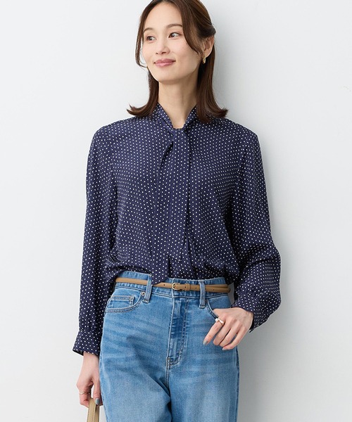A/C DESIGN BY ALPHA CUBIC(エーシーデザインバイアルファキュービック)の「ドットボウタイブラス【ファーストライン】(シャツ/ブラウス・レディース・ネイビー/オフホワイト・9号/11号/13号)」の1枚目の写真