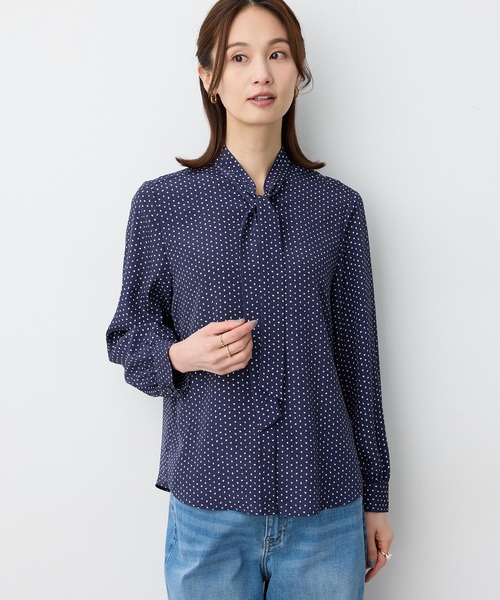 A/C DESIGN BY ALPHA CUBIC(エーシーデザインバイアルファキュービック)の「ドットボウタイブラス【ファーストライン】(シャツ/ブラウス・レディース・ネイビー/オフホワイト・9号/11号/13号)」の6枚目の写真