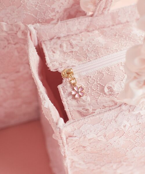 Maison de FLEUR(メゾンドフルール)の「桜フリルハンドルスクエアトートMバッグ(トートバッグ・レディース・ライトピンク・FREE)」の4枚目の写真