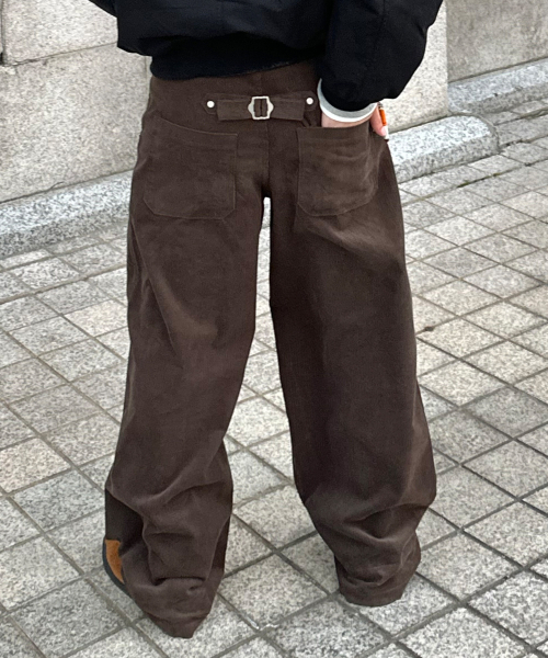 BASEMOMENT（ベースモーメント）の「シンチバックカーブドコーデュロイパンツダークブラウン（その他パンツ・メンズ・その他・MEDIUM/LARGE/X-LARGE）」の7枚目の写真