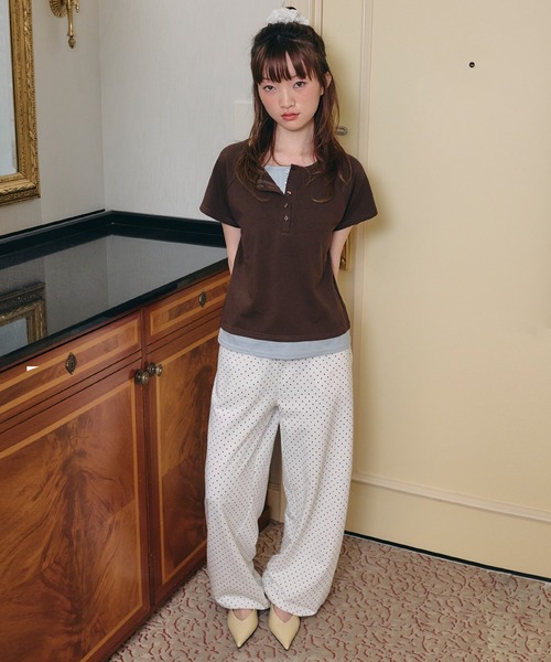 Unblend(アンブレンド)の「【Unblend】フェイクレイヤード アソート ヘンリーネック ラグラン半袖Tシャツ(Tシャツ/カットソー・レディース・オフホワイト/ブラック/ブラウン/チャコール/ネイビー・FREE)」の13枚目の写真