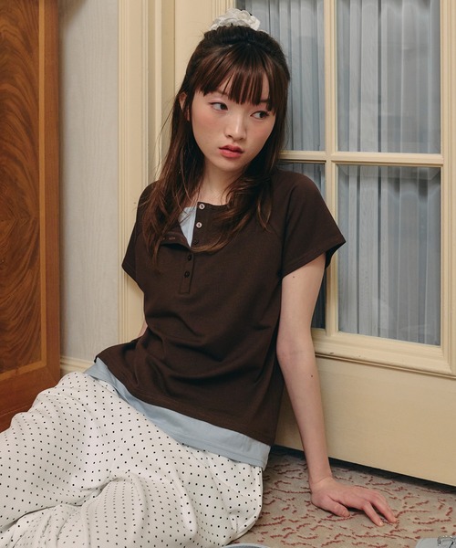Unblend(アンブレンド)の「【Unblend】フェイクレイヤード アソート ヘンリーネック ラグラン半袖Tシャツ(Tシャツ/カットソー・レディース・オフホワイト/ブラック/ブラウン/チャコール/ネイビー・FREE)」の15枚目の写真