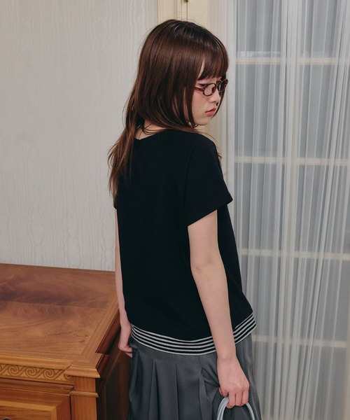 Unblend(アンブレンド)の「【Unblend】フェイクレイヤード アソート ヘンリーネック ラグラン半袖Tシャツ(Tシャツ/カットソー・レディース・オフホワイト/ブラック/ブラウン/チャコール/ネイビー・FREE)」の7枚目の写真