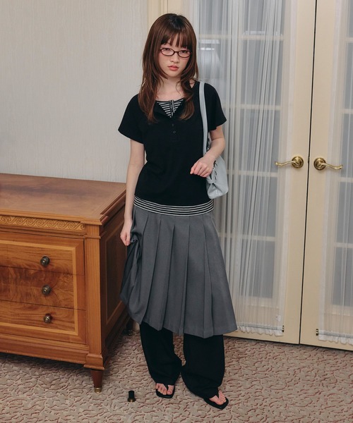 Unblend(アンブレンド)の「【Unblend】フェイクレイヤード アソート ヘンリーネック ラグラン半袖Tシャツ(Tシャツ/カットソー・レディース・オフホワイト/ブラック/ブラウン/チャコール/ネイビー・FREE)」の8枚目の写真