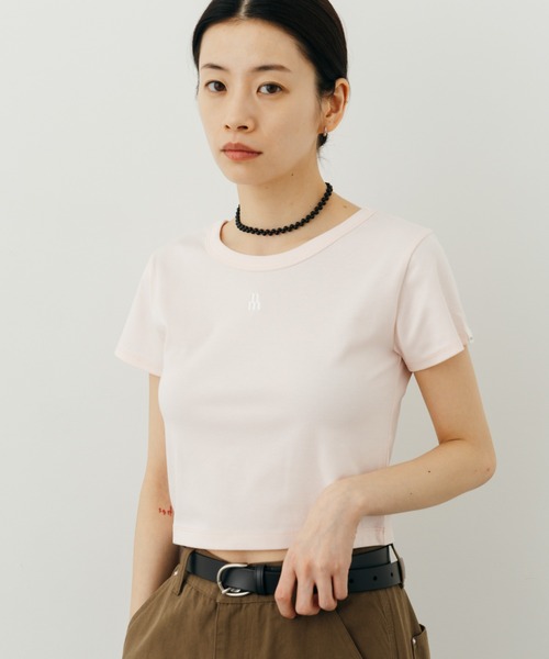 JEANS FACTORY （ジーンズファクトリー）の「[nenom/ネノム] ワンポイントロゴ刺繍 ミニTシャツ（Tシャツ/カットソー・レディース・ブラック/チャコールグレー/オフホワイト/ピンク・F）」の4枚目の写真