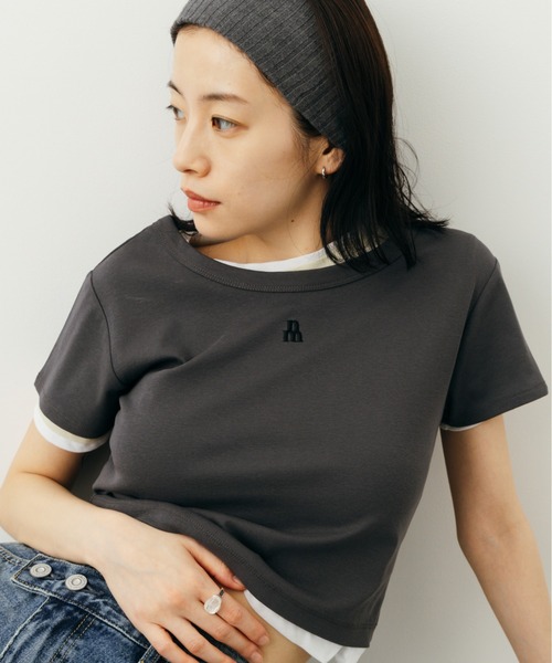 JEANS FACTORY （ジーンズファクトリー）の「[nenom/ネノム] ワンポイントロゴ刺繍 ミニTシャツ（Tシャツ/カットソー・レディース・ブラック/チャコールグレー/オフホワイト/ピンク・F）」の3枚目の写真