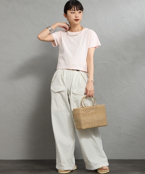 JEANS FACTORY （ジーンズファクトリー）の「[nenom/ネノム] ワンポイントロゴ刺繍 ミニTシャツ（Tシャツ/カットソー・レディース・ブラック/チャコールグレー/オフホワイト/ピンク・F）」の7枚目の写真