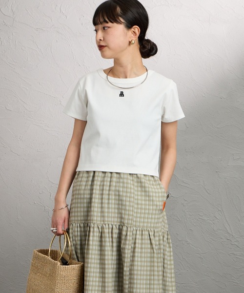 JEANS FACTORY （ジーンズファクトリー）の「[nenom/ネノム] ワンポイントロゴ刺繍 ミニTシャツ（Tシャツ/カットソー・レディース・ブラック/チャコールグレー/オフホワイト/ピンク・F）」の9枚目の写真