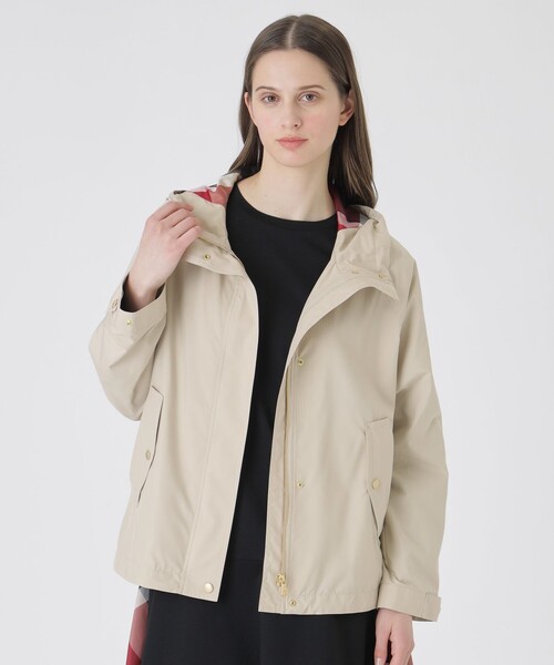 BLUE LABEL CRESTBRIDGE（ブルーレーベルクレストブリッジ）の「【はっ水・防風・花粉・透湿】ケミラマウンテンパーカー（マウンテンパーカー・レディース・ベージュ/ダークネイビー・36/38）」の2枚目の写真