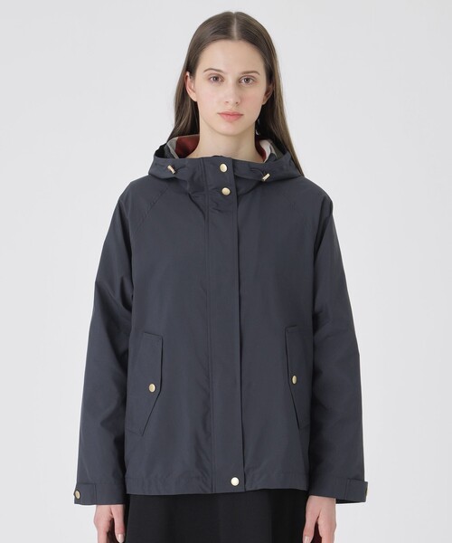 BLUE LABEL CRESTBRIDGE（ブルーレーベルクレストブリッジ）の「【はっ水・防風・花粉・透湿】ケミラマウンテンパーカー（マウンテンパーカー・レディース・ベージュ/ダークネイビー・36/38）」の4枚目の写真