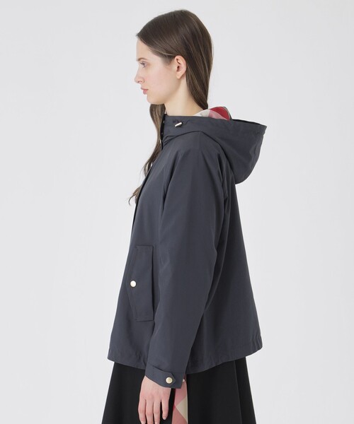 BLUE LABEL CRESTBRIDGE（ブルーレーベルクレストブリッジ）の「【はっ水・防風・花粉・透湿】ケミラマウンテンパーカー（マウンテンパーカー・レディース・ベージュ/ダークネイビー・36/38）」の5枚目の写真