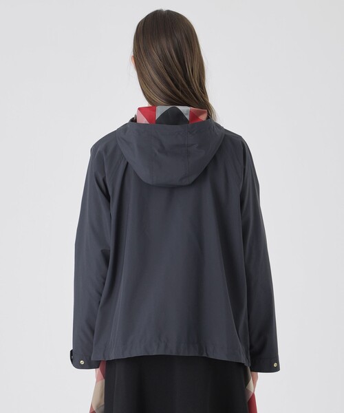 BLUE LABEL CRESTBRIDGE（ブルーレーベルクレストブリッジ）の「【はっ水・防風・花粉・透湿】ケミラマウンテンパーカー（マウンテンパーカー・レディース・ベージュ/ダークネイビー・36/38）」の6枚目の写真