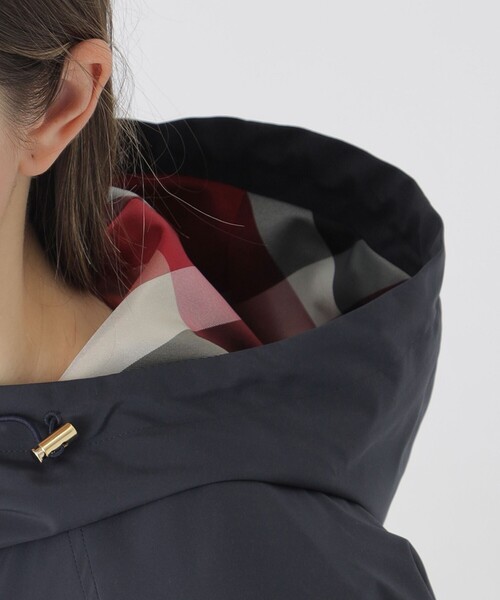 BLUE LABEL CRESTBRIDGE（ブルーレーベルクレストブリッジ）の「【はっ水・防風・花粉・透湿】ケミラマウンテンパーカー（マウンテンパーカー・レディース・ベージュ/ダークネイビー・36/38）」の7枚目の写真