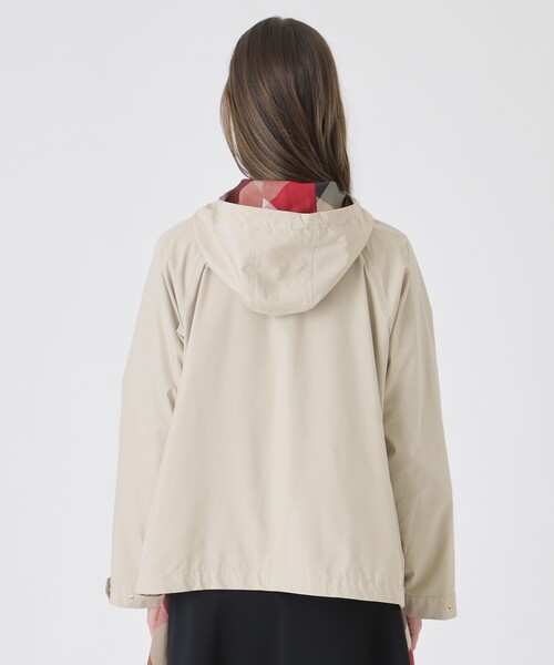 BLUE LABEL CRESTBRIDGE（ブルーレーベルクレストブリッジ）の「【はっ水・防風・花粉・透湿】ケミラマウンテンパーカー（マウンテンパーカー・レディース・ベージュ/ダークネイビー・36/38）」の14枚目の写真