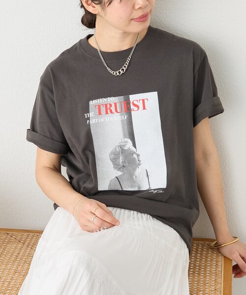 RIVE DROITE(リヴドロワ)の「【目を惹く大人のフォトTee】MarilynフォトTee(Tシャツ/カットソー・レディース・チャコールグレー/オフホワイト・FREE)」の11枚目の写真
