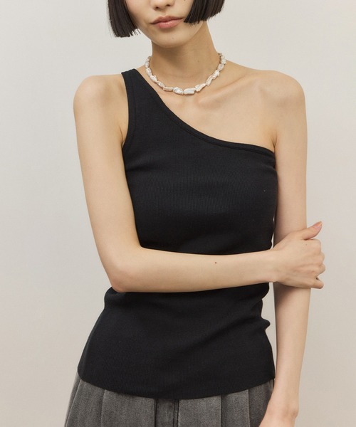 ADAM ET ROPE'（アダムエロペ）の「シルク混ワンショルタンクトップ（タンクトップ・レディース・ブルー系その他4/ブラウン系その他/ブラック・FREE）」の2枚目の写真