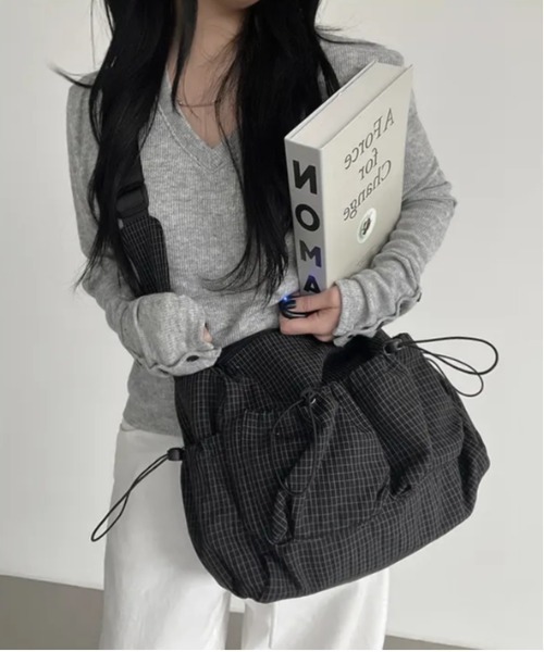 FREE STYLISTS(フリー スタイリスト)の「Y2K レトロ チェック メッセンジャーバッグ 多ポケット ショルダーバッグ A4 大容量 キャンバス ユニセックス 通学 通勤(ショルダーバッグ・レディース・ブラック/オフホワイト/ダークブラウン/カーキ・FREE)」の2枚目の写真