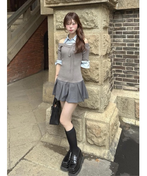 Darich(ダーリッチ)の「シャツドッキングオフショルプリーツミニワンピース(ワンピース・レディース・ベージュ/ブラック/グレー・FREE/FL)」の16枚目の写真