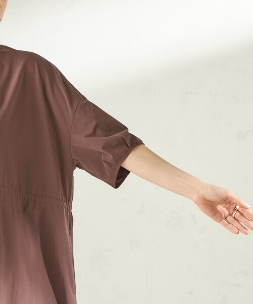 SHIPS(シップス)の「〈接触冷感 / 撥水加工〉TEXBRID(R) タフタ ウエスト 切替 ワンピース(ワンピース・レディース・ブラック/ブラウン/ロイヤルブルー・ONE SIZE)」の15枚目の写真