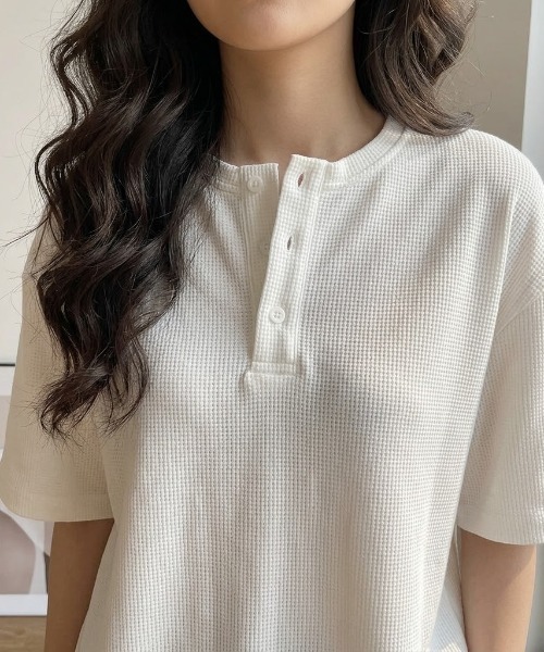 SHEPP(シープ)の「【UNISEX】ボタンネック リラックスシルエット ハーフスリーブカットソー(Tシャツ/カットソー・メンズ・ブラック/ホワイト/グレー・L/M)」の1枚目の写真