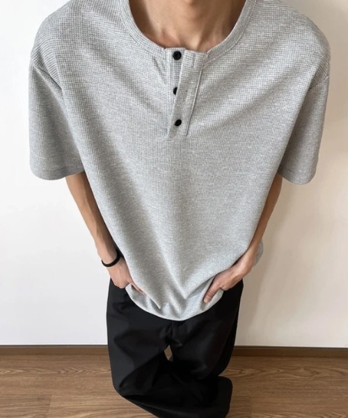 SHEPP(シープ)の「【UNISEX】ボタンネック リラックスシルエット ハーフスリーブカットソー(Tシャツ/カットソー・メンズ・ブラック/ホワイト/グレー・L/M)」の12枚目の写真