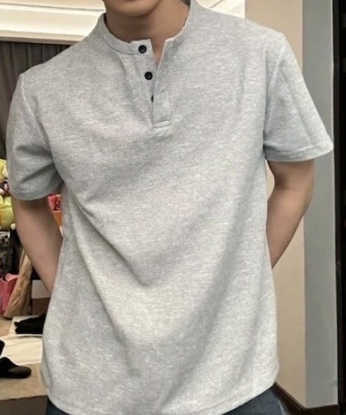 SHEPP(シープ)の「【UNISEX】ボタンネック リラックスシルエット ハーフスリーブカットソー(Tシャツ/カットソー・メンズ・ブラック/ホワイト/グレー・L/M)」の13枚目の写真