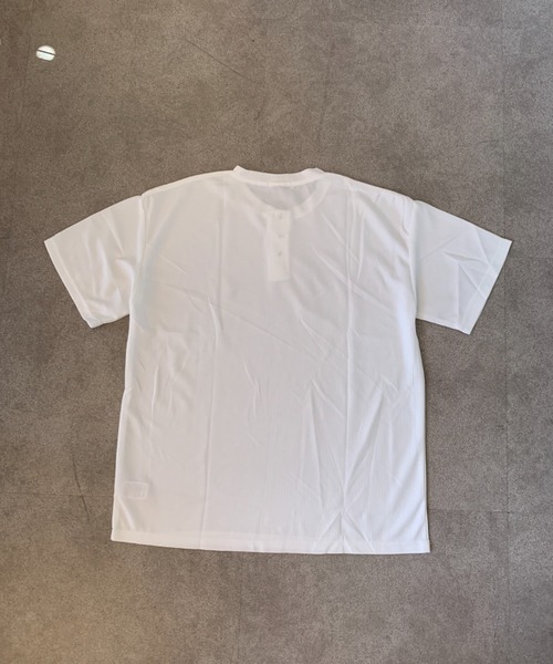 SHEPP(シープ)の「【UNISEX】ボタンネック リラックスシルエット ハーフスリーブカットソー(Tシャツ/カットソー・メンズ・ブラック/ホワイト/グレー・L/M)」の6枚目の写真