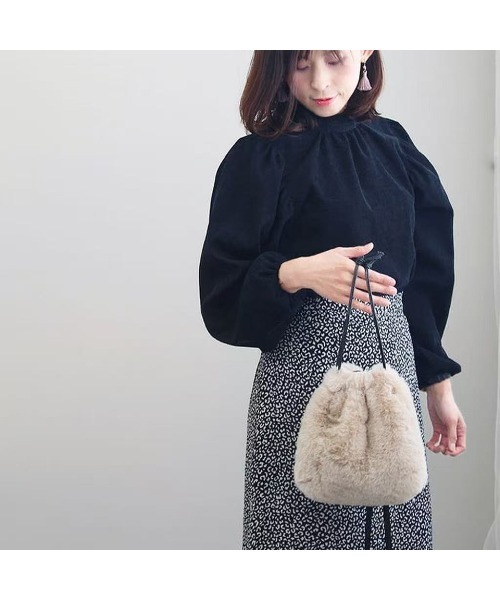 tokohana(トコハナ)の「フェイクファー2way巾着バッグ レディース 秋冬(ショルダーバッグ・レディース・モカ/ブラウン系その他/ブラック/グレー/ホワイト・FREE)」の4枚目の写真