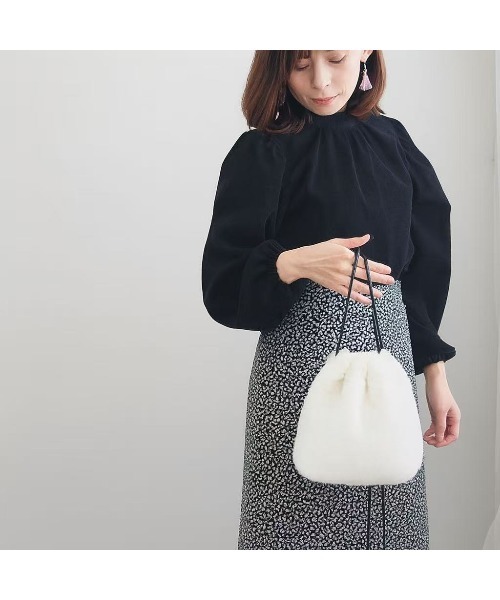 tokohana(トコハナ)の「フェイクファー2way巾着バッグ レディース 秋冬(ショルダーバッグ・レディース・モカ/ブラウン系その他/ブラック/グレー/ホワイト・FREE)」の7枚目の写真