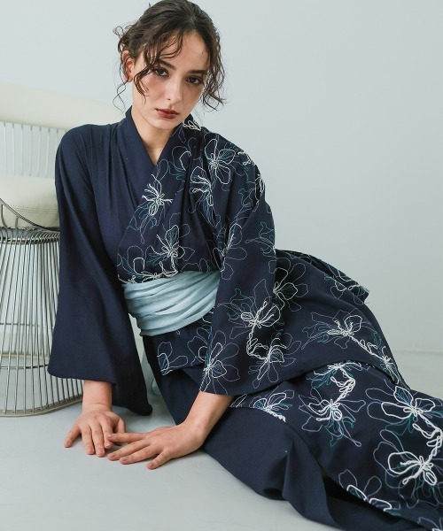 Callarus(カラルス)の「【浴衣】花柄アシメ刺しゅう浴衣セット(簡易ゆかた+帯)〔Callarus〕(浴衣・レディース・ネイビー系/ブラウン系その他・FREE)」の1枚目の写真