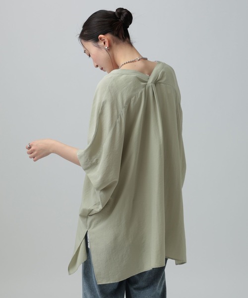 LEPSIM（レプシィム）の「VネックオーバーシャツチュニックSS　668079（シャツ/ブラウス・レディース・イエロー/グリーン/オフホワイト/チャコールグレー・FREE）」の9枚目の写真