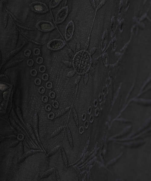 SOFFITTO(ソフィット)の「スカラ刺繍フリルブラウス(シャツ/ブラウス・レディース・ホワイト/ブラック・FREE)」の4枚目の写真