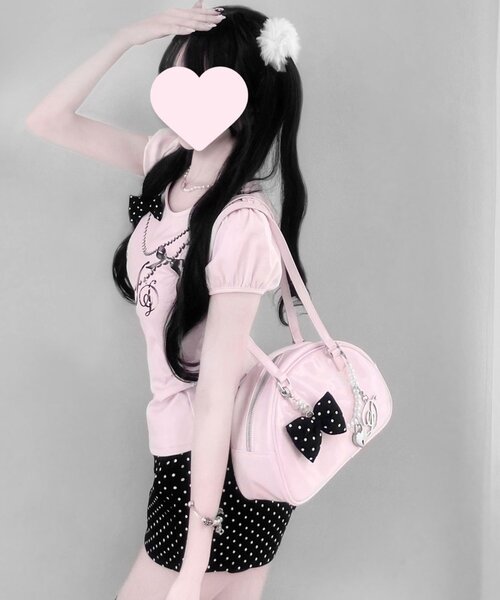 OLIVE des OLIVE(オリーブデオリーブ)の「【インフルエンサー企画】miko charm enamel bag(ボストンバッグ・レディース・ブラック/ピンク・FREE)」の2枚目の写真