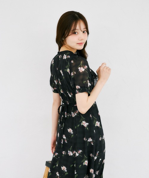 tocco closet(トッコ クローゼット)の「リボン付きシアーチェック×フラワープリントワンピース(ワンピース・レディース・ブラック/ミント・M)」の9枚目の写真