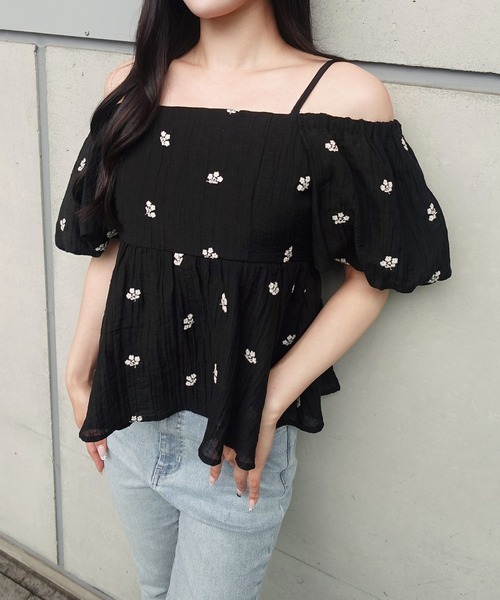 SOELA(ソエラ)の「2Wayフラワー刺繍ペプラムブラウス(シャツ/ブラウス・レディース・オフホワイト/ブラック・FREE)」の7枚目の写真