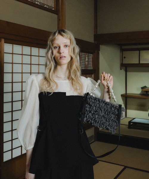 et.UNiVER(エトユニベール)の「Frill clutch bag(ショルダーバッグ・レディース・ベージュ/グレー/ブラック・FREE)」の11枚目の写真