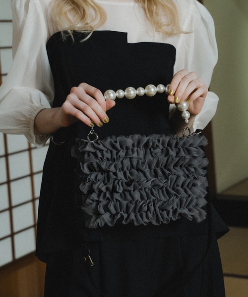 et.UNiVER(エトユニベール)の「Frill clutch bag(ショルダーバッグ・レディース・ベージュ/グレー/ブラック・FREE)」の13枚目の写真