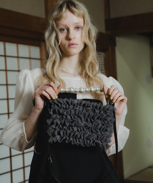 et.UNiVER(エトユニベール)の「Frill clutch bag(ショルダーバッグ・レディース・ベージュ/グレー/ブラック・FREE)」の14枚目の写真