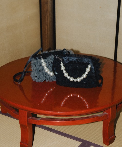et.UNiVER(エトユニベール)の「Frill clutch bag(ショルダーバッグ・レディース・ベージュ/グレー/ブラック・FREE)」の15枚目の写真