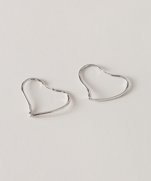 Spick & Span(スピックアンドスパン)の「EO / イオ TWIST HEART HOOP PIERCE(ピアス(両耳用)・レディース・シルバー・FREE)」の1枚目の写真