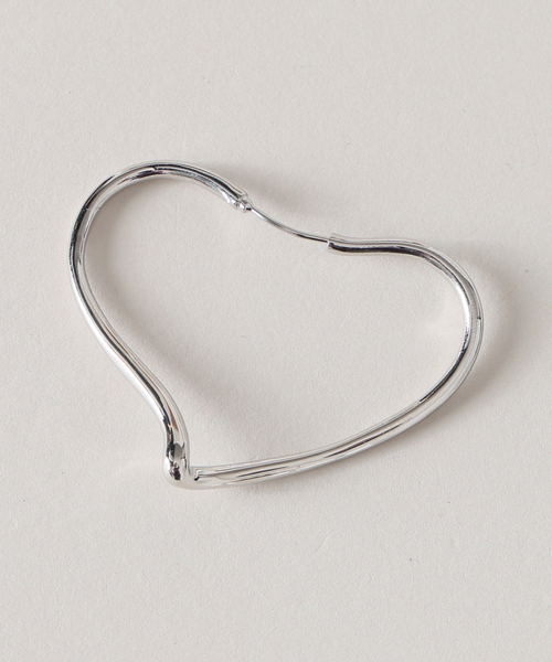 Spick & Span(スピックアンドスパン)の「EO / イオ TWIST HEART HOOP PIERCE(ピアス(両耳用)・レディース・シルバー・FREE)」の2枚目の写真