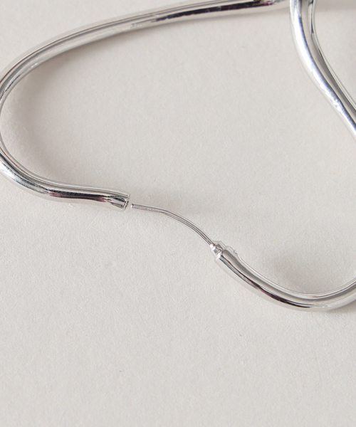 Spick & Span(スピックアンドスパン)の「EO / イオ TWIST HEART HOOP PIERCE(ピアス(両耳用)・レディース・シルバー・FREE)」の4枚目の写真