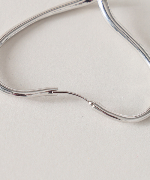Spick & Span(スピックアンドスパン)の「EO / イオ TWIST HEART HOOP PIERCE(ピアス(両耳用)・レディース・シルバー・FREE)」の5枚目の写真
