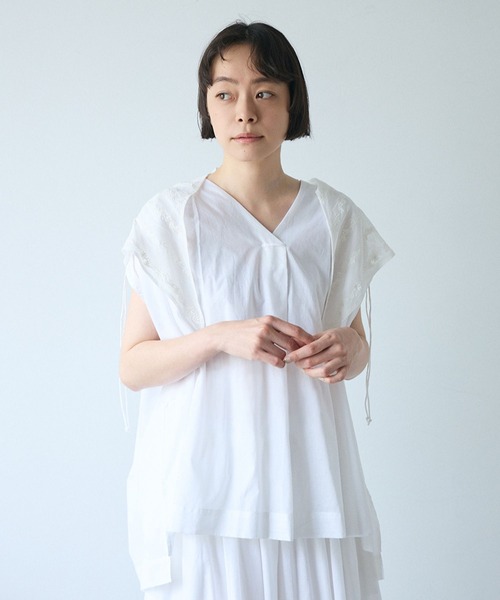 studio CLIP(スタディオクリップ)の「《natural by clip》刺繍スカーフ付きブラウス(シャツ/ブラウス・レディース・オフホワイト/ブラウン・FREE)」の2枚目の写真