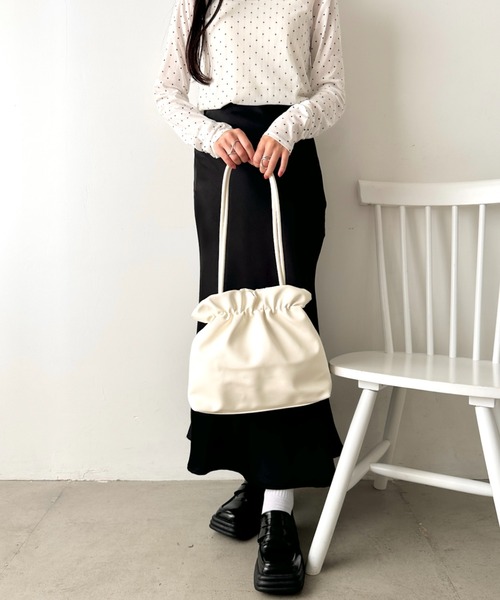 NATURALIST(ナチュラリスト)の「ふんわりパフギャザーハンドバッグ(ハンドバッグ・レディース・ベージュ/ブラック/アイボリー・FREE)」の15枚目の写真