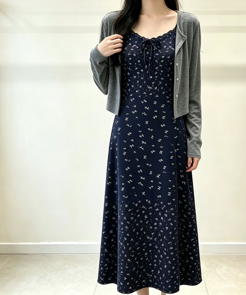 AMAJI（アマジ）の「花柄 キャミソールワンピース × カーディガン セットアップ（セットアップ・レディース・ブラック/ネイビー・FREE）」の2枚目の写真