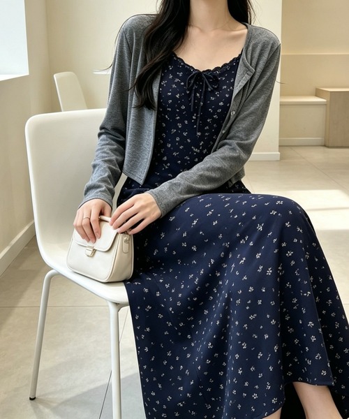 AMAJI（アマジ）の「花柄 キャミソールワンピース × カーディガン セットアップ（セットアップ・レディース・ブラック/ネイビー・FREE）」の4枚目の写真