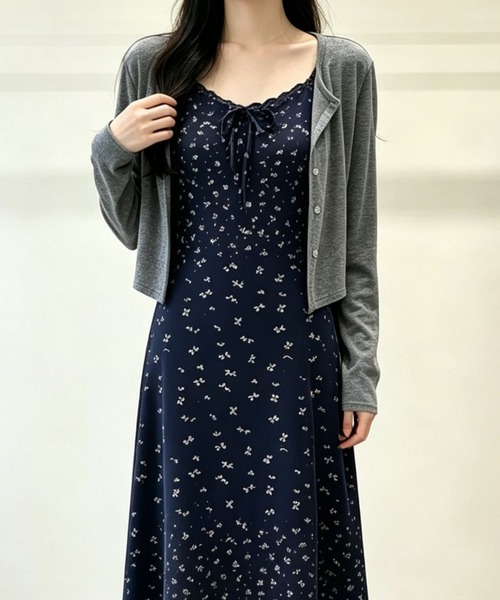 AMAJI（アマジ）の「花柄 キャミソールワンピース × カーディガン セットアップ（セットアップ・レディース・ブラック/ネイビー・FREE）」の3枚目の写真